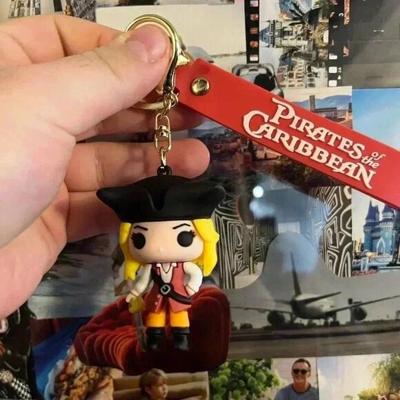 NEW Elizabeth Swann Pirates Of The Caribbean Silicone & Metal Keychain - Picture 2 of 3